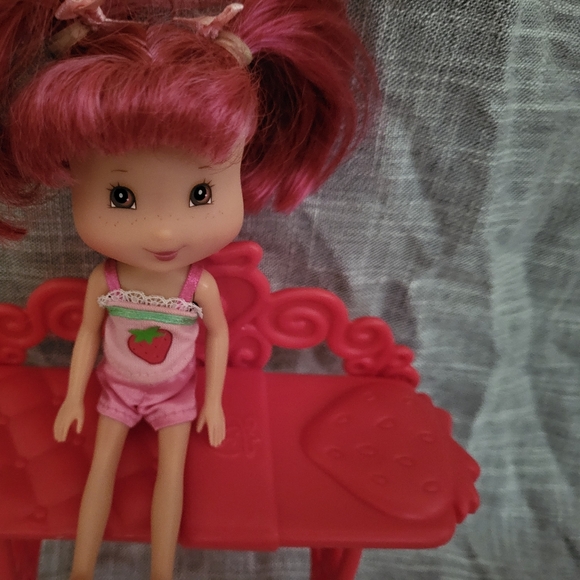 Playmates 2006 Strawberry Shortcake & Sweet Sleepover Doll and Bed - Picture 3 of 6